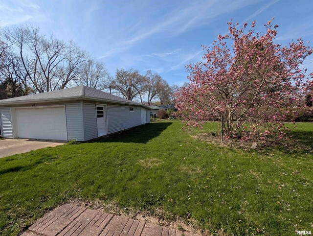 view of yard featuring a detached garage