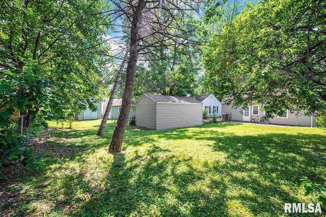 301 E Ellington Dr, Peoria, IL 61603 - view of green lawn featuring a storage shed