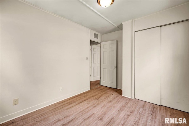 301 E Ellington Dr, Peoria, IL 61603 - unfurnished bedroom with wood finished floors and a closet