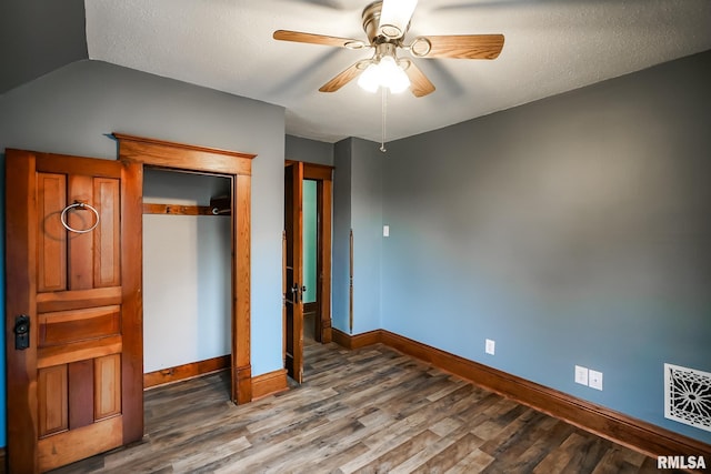 238 E Prospect St, Galesburg, IL 61401 - unfurnished bedroom featuring visible vents, baseboards, a ceiling fan, wood finished floors, and a closet