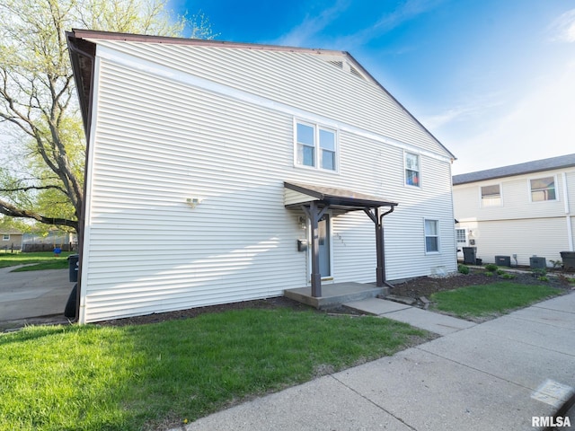 1024 Florence Ave, Pekin, IL 61554 - view of front of home with a front lawn