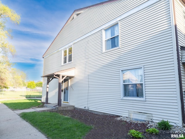 1024 Florence Ave, Pekin, IL 61554 - view of side of home featuring a yard