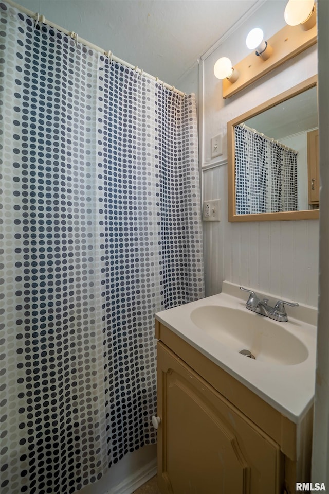 212 S Cone St, Farmington, IL 61531 - full bath featuring curtained shower and vanity