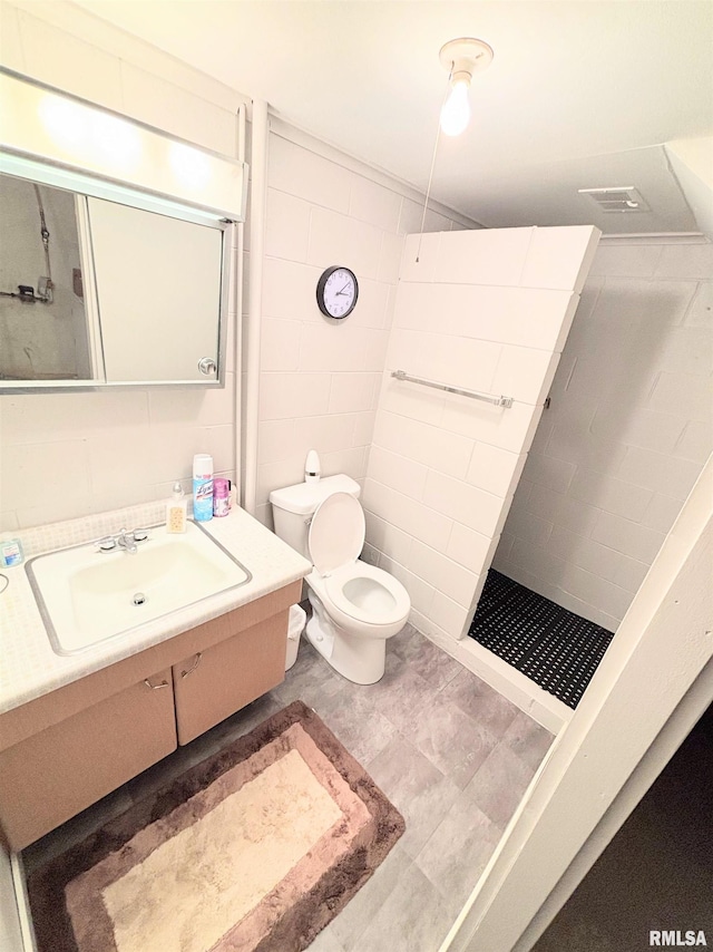 full bath with walk in shower, toilet, visible vents, and vanity