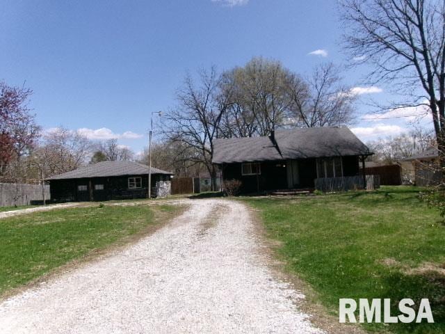 single story home with dirt driveway