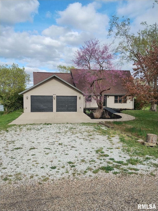 3809 N Fisk Rd, Astoria, IL 61501 - view of front of house featuring concrete driveway