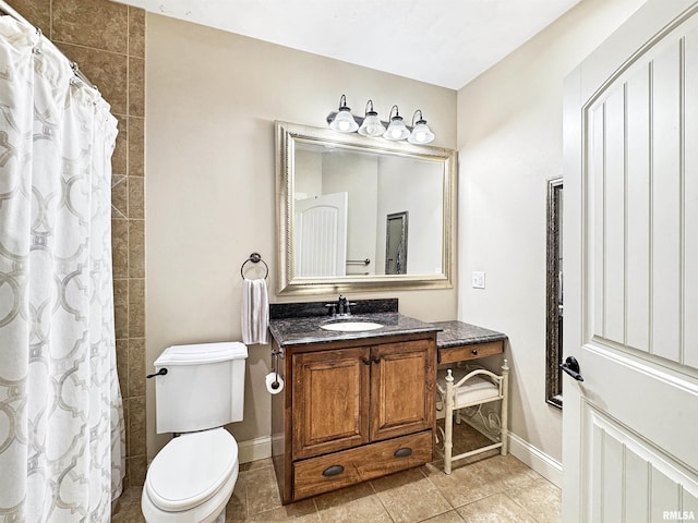 full bath with baseboards, a tile shower, vanity, and toilet
