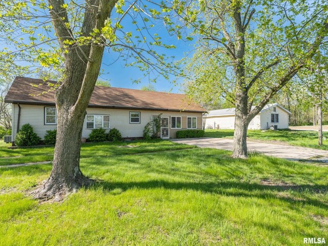 single story home with a front lawn