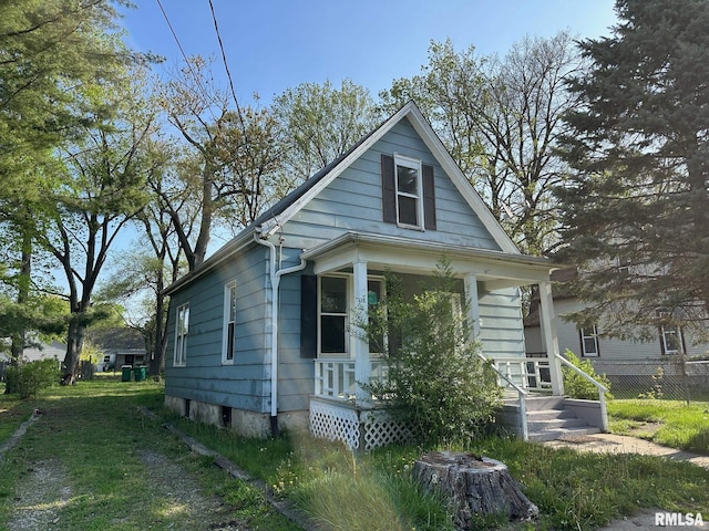 921 W Brons Ave, Peoria, IL 61604 - view of front facade with fence and a porch