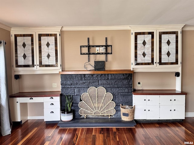 711 E Piper St, Macomb, IL 61455 - detailed view of wood finished floors, ornamental molding, baseboards, and an office area