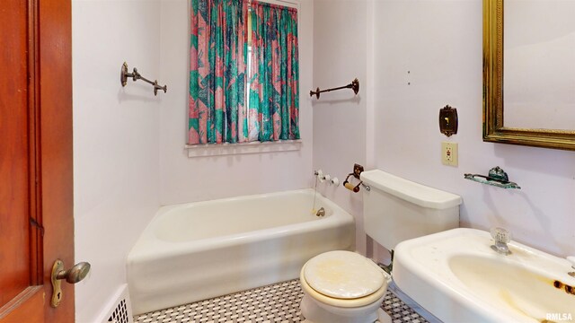 full bathroom featuring visible vents, toilet, and a washtub