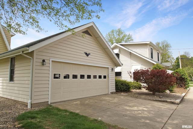 view of front facade with a detached garage and an outdoor structure