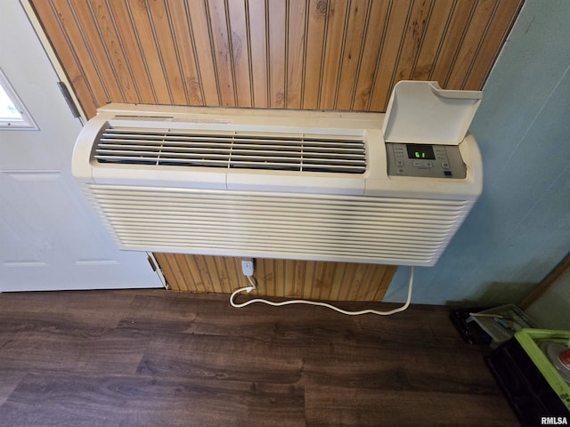 room details with an AC wall unit