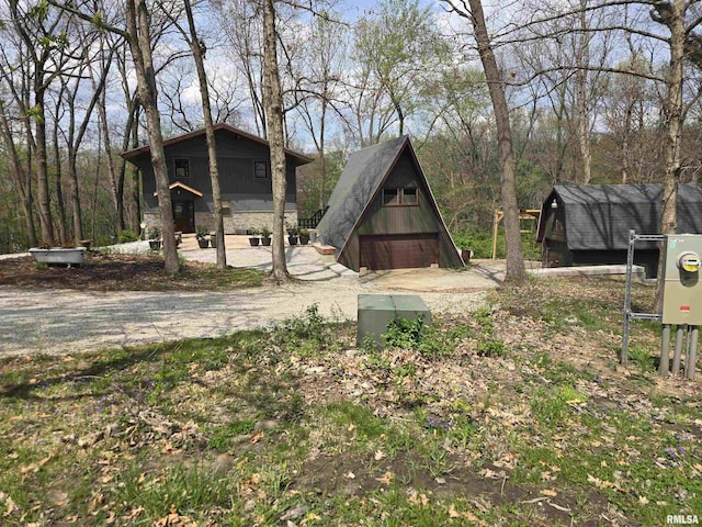 view of yard with an outbuilding and a detached garage