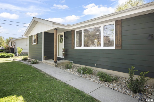 ranch-style house featuring a front yard