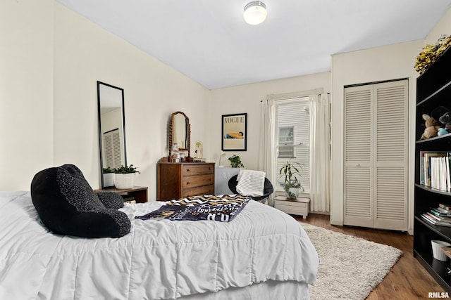 1122 N Broad St, Galesburg, IL 61401 - bedroom with wood finished floors