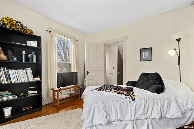 1122 N Broad St, Galesburg, IL 61401 - bedroom with wood finished floors