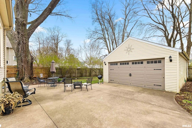 1122 N Broad St, Galesburg, IL 61401 - detached garage with fence
