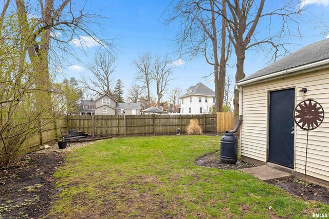 1122 N Broad St, Galesburg, IL 61401 - view of yard featuring a residential view and a fenced backyard
