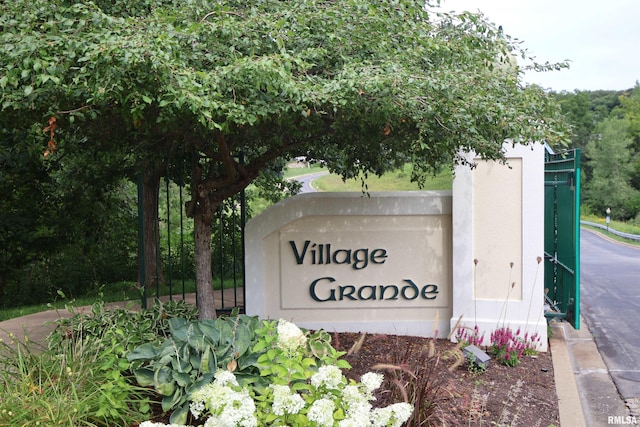 5727 W Woodbriar Ln, Peoria, IL 61615 - view of community / neighborhood sign