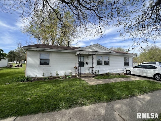 1520 E Wheeler St, Macomb, IL 61455 - view of front facade featuring a front yard