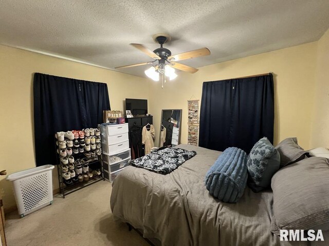 1520 E Wheeler St, Macomb, IL 61455 - bedroom featuring a textured ceiling, ceiling fan, and light carpet