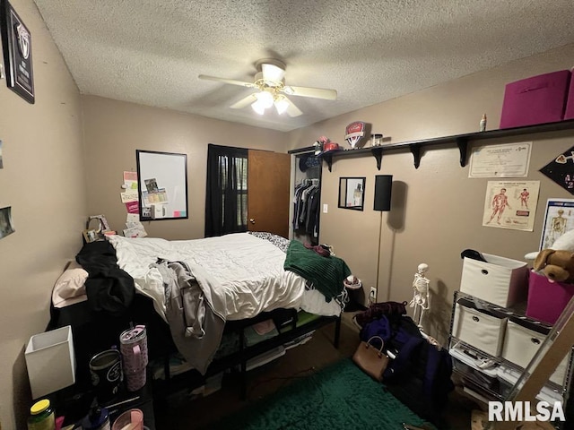 1520 E Wheeler St, Macomb, IL 61455 - bedroom featuring carpet floors, ceiling fan, a closet, and a textured ceiling