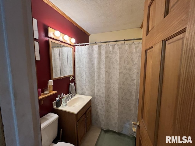 1520 E Wheeler St, Macomb, IL 61455 - bathroom with vanity, a textured ceiling, curtained shower, and toilet