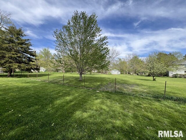 1520 E Wheeler St, Macomb, IL 61455 - view of yard featuring fence