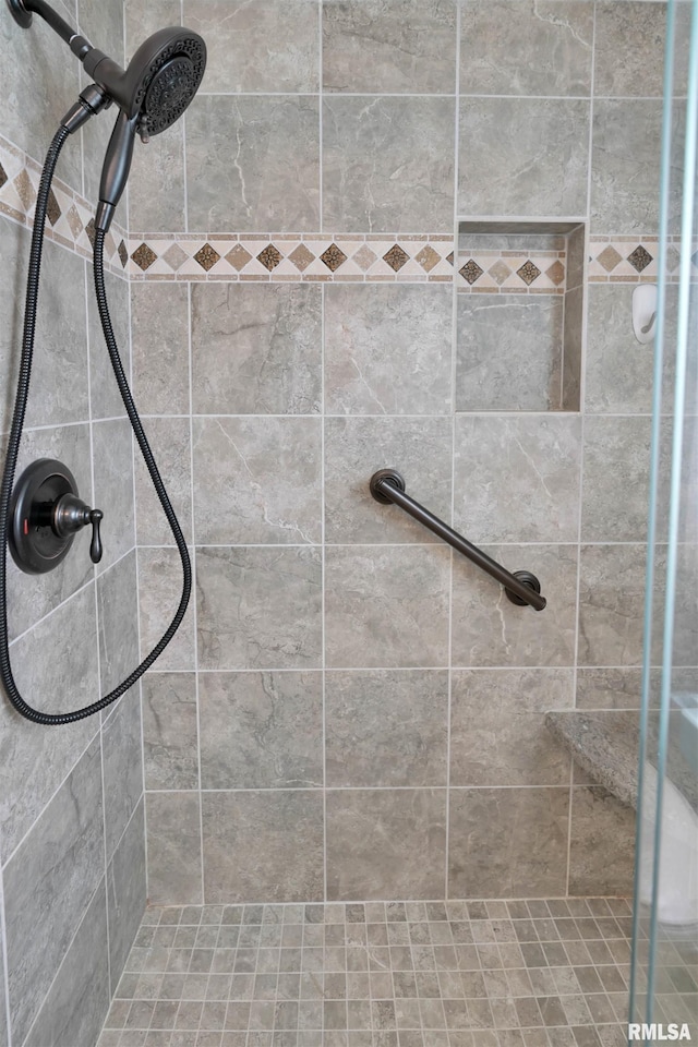 full bath with tiled shower