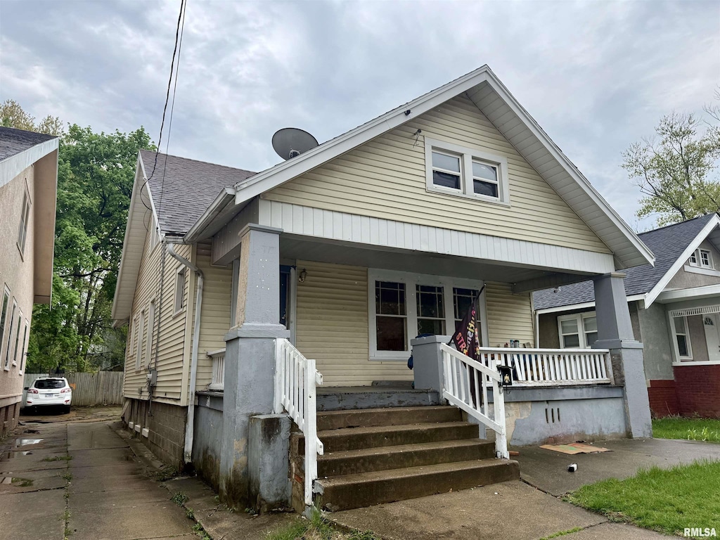 816 W Columbia Ter, Peoria, IL 61606 - bungalow-style home featuring covered porch and a shingled roof