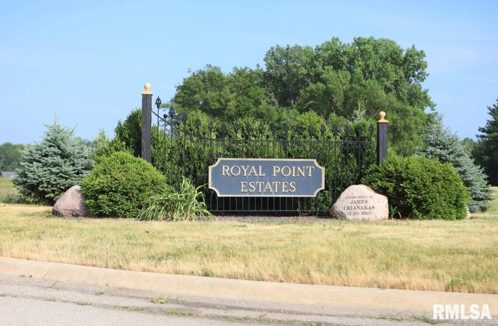 1960-1962 Mayflower Dr, Pekin, IL 61554 - photo 2