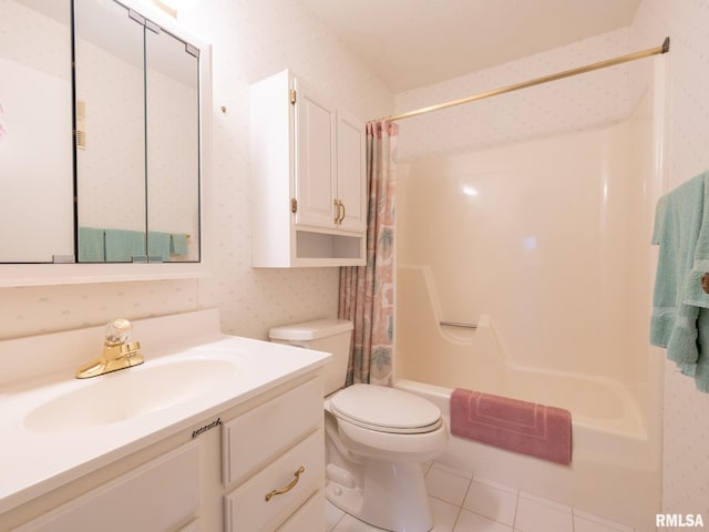 full bath with shower / bathtub combination with curtain, tile patterned floors, toilet, and wallpapered walls