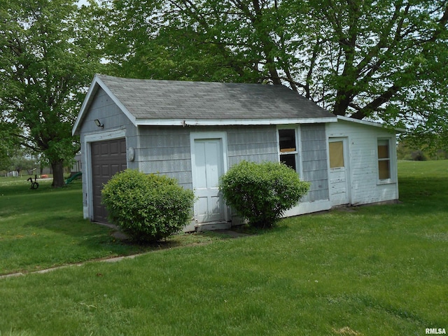 view of outdoor structure with an outbuilding