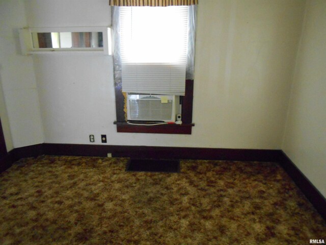 empty room featuring baseboards, carpet, and visible vents