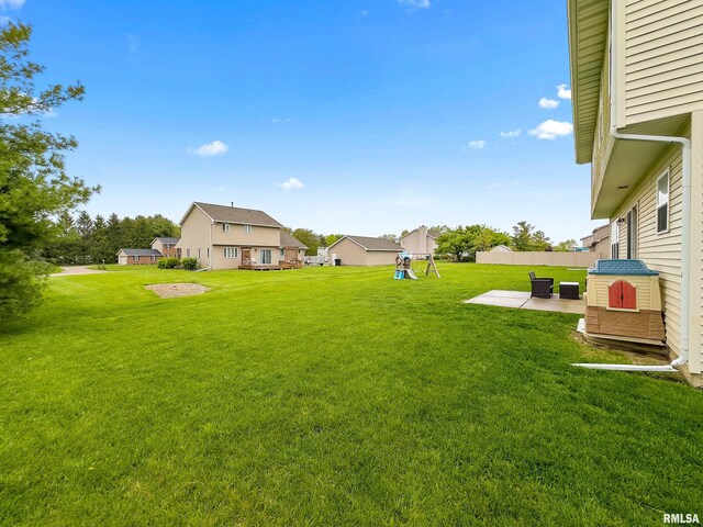 view of yard with a patio area