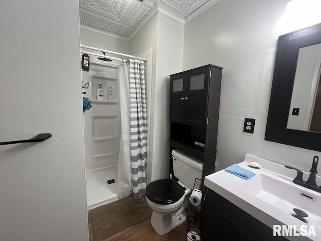 full bathroom with vanity, wood finished floors, toilet, an ornate ceiling, and a shower with curtain