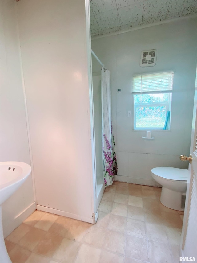 301 Cortland Ave, Avon, IL 61415 - bathroom featuring tile patterned floors, curtained shower, and toilet