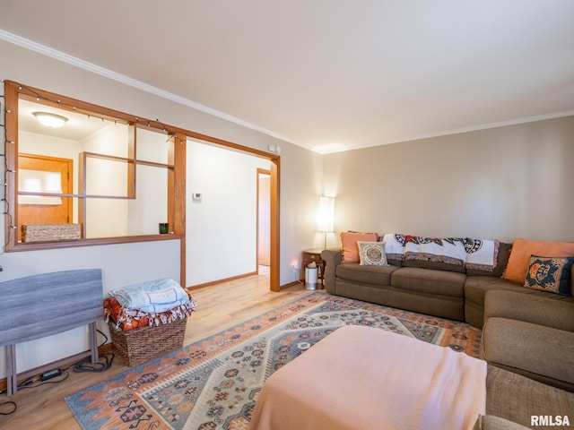 living area featuring baseboards, ornamental molding, and wood finished floors
