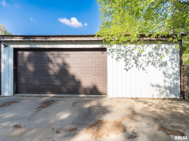 view of detached garage