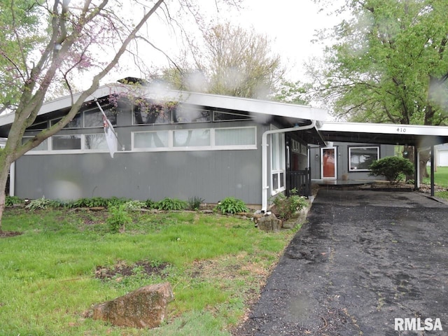 view of front of house featuring driveway