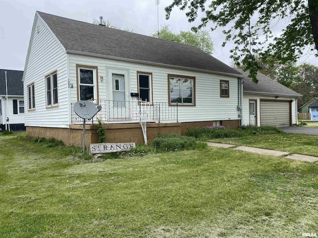view of front facade with roof with shingles, driveway, and a front yard