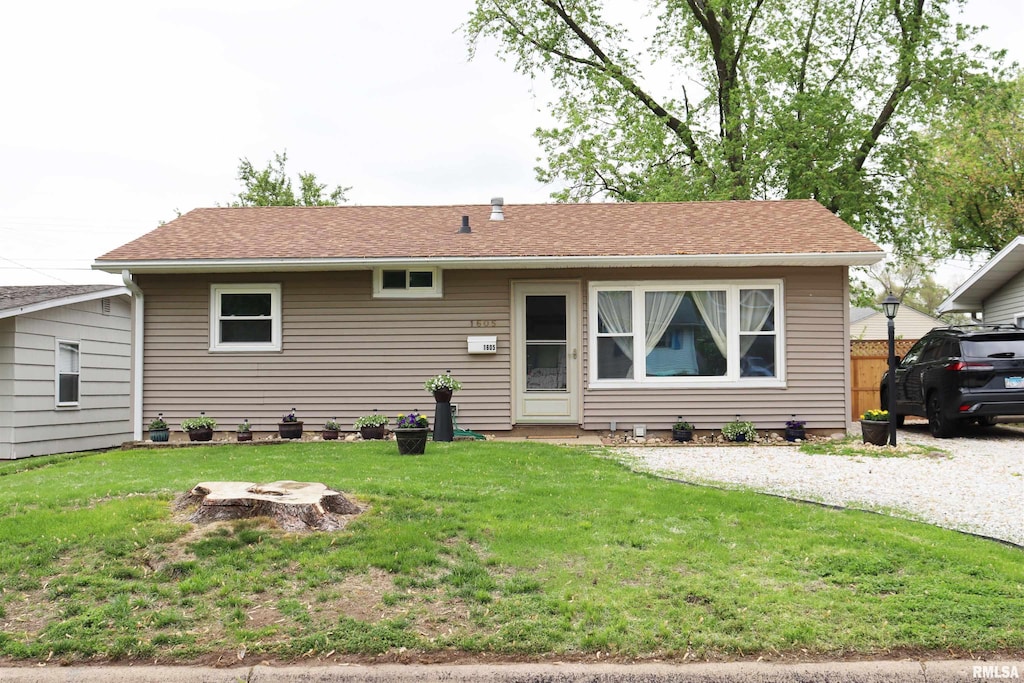 single story home with a front lawn