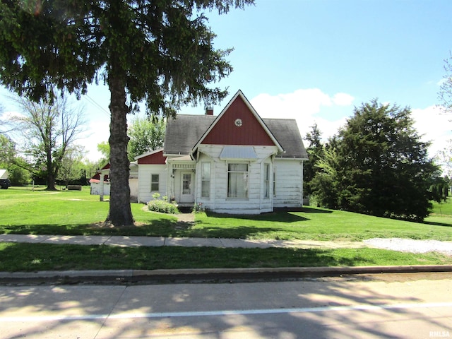 906 E Broadway St, Astoria, IL 61501 - view of front facade featuring a shingled roof and a front yard