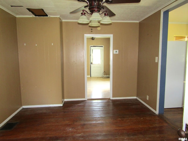 906 E Broadway St, Astoria, IL 61501 - empty room featuring hardwood / wood-style floors, visible vents, baseboards, ceiling fan, and ornamental molding