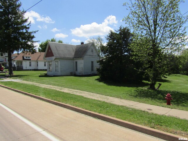 906 E Broadway St, Astoria, IL 61501 - view of side of home featuring a yard and a chimney