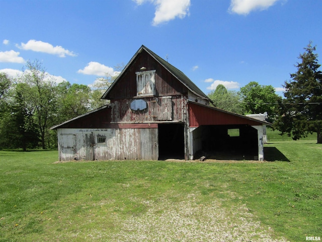 906 E Broadway St, Astoria, IL 61501 - view of barn with a lawn