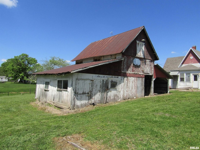906 E Broadway St, Astoria, IL 61501 - view of side of property with a lawn, an outbuilding, a detached garage, and a barn