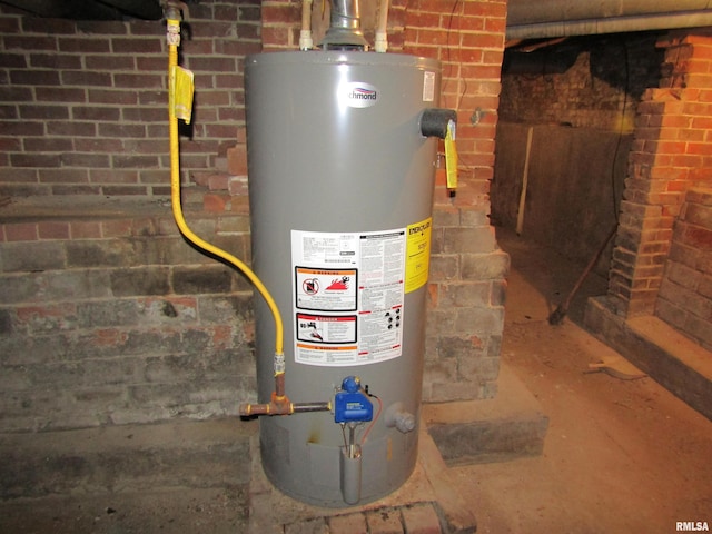 906 E Broadway St, Astoria, IL 61501 - utilities featuring water heater
