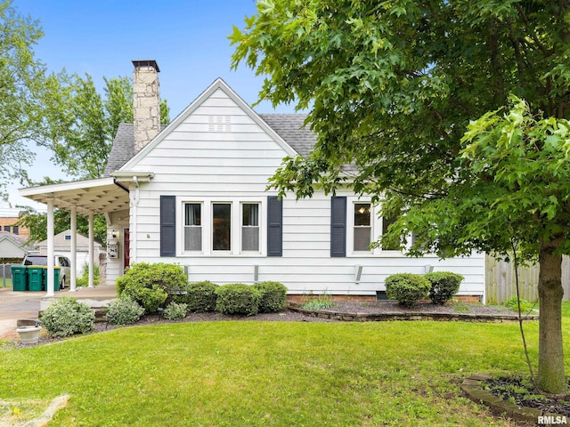 2714 W Kenwood Ave, West Peoria, IL 61604 - view of front of house with a chimney and roof with shingles